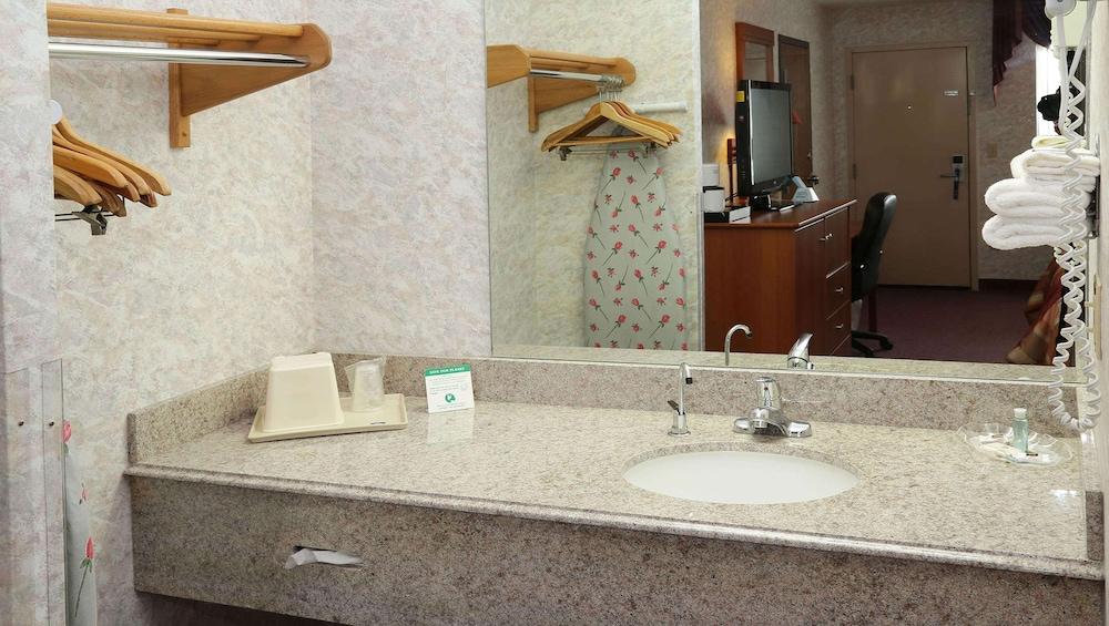 Magnuson Hotel Howell photo 14