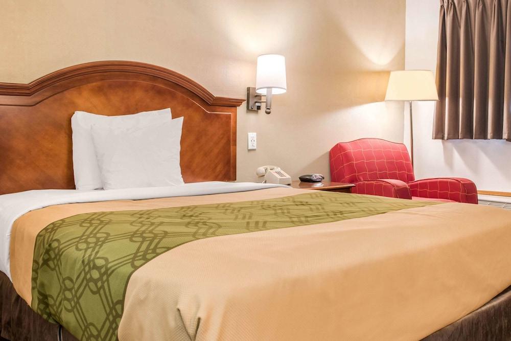 Econo Lodge Holland - Toledo photo 17