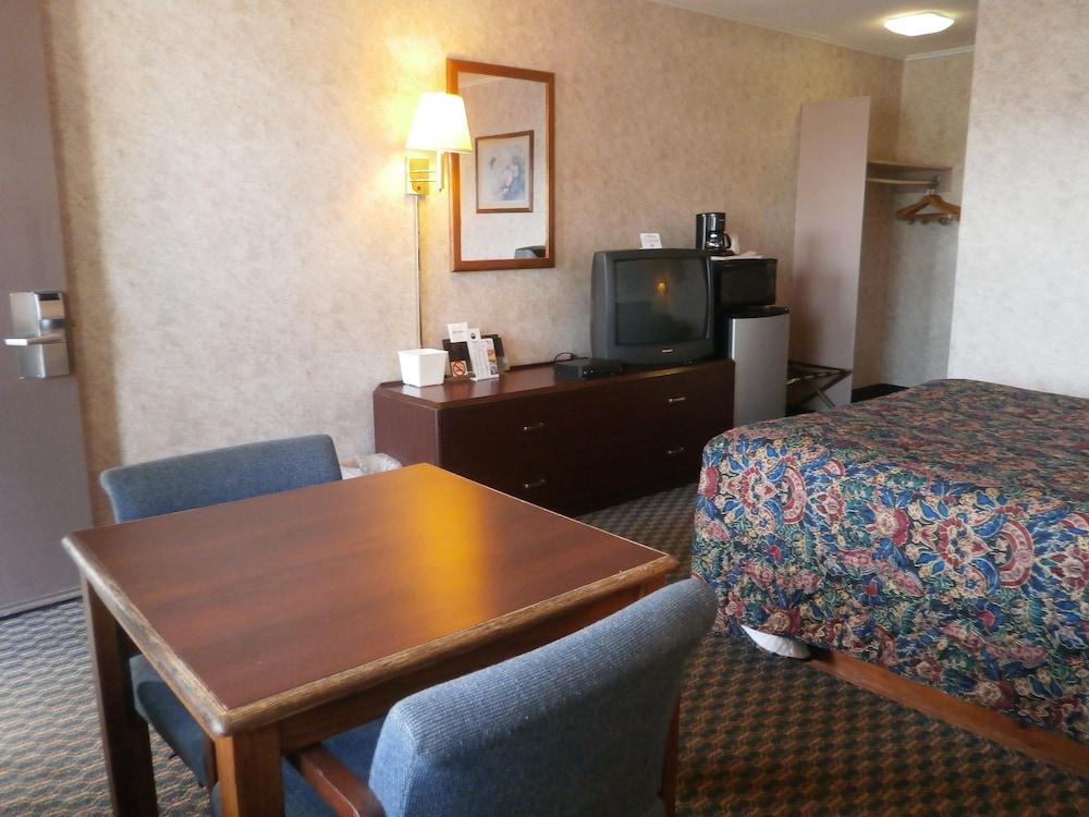 Richmond Inn & Suites photo 10