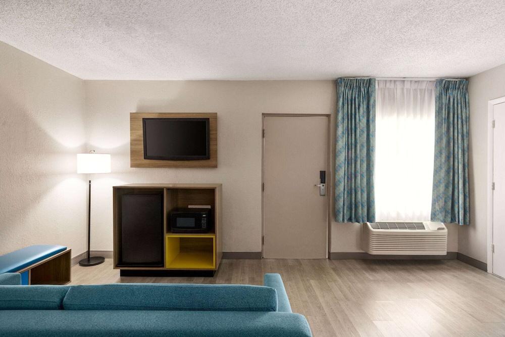 Days Inn by Wyndham Miami Airport North photo 20