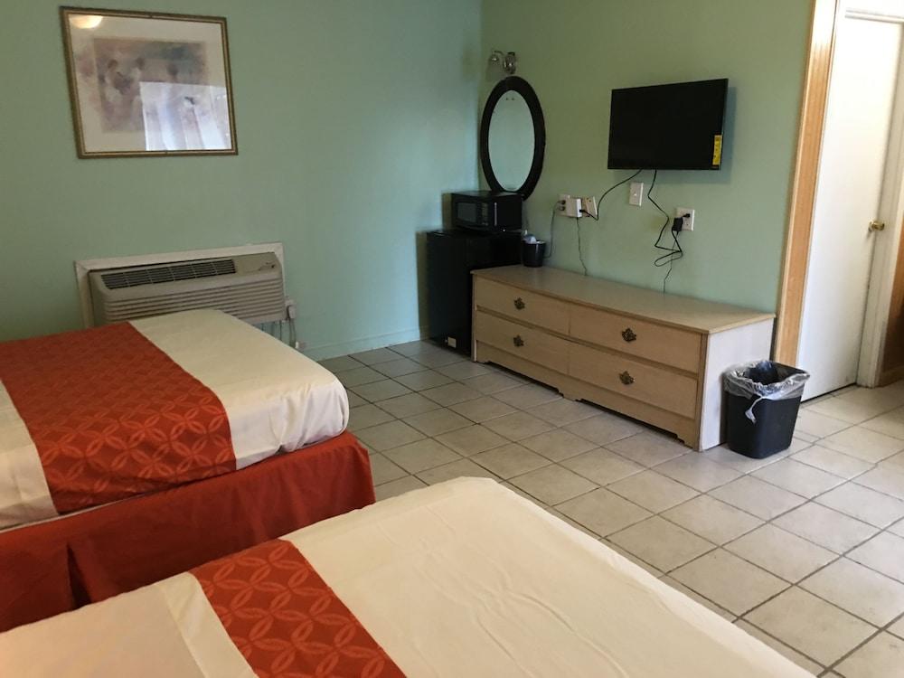 Dixie Plaza Hotel photo 17