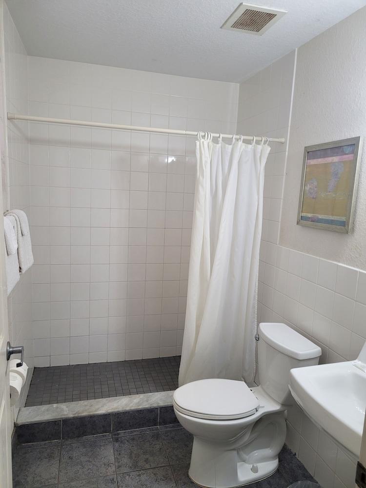 Queens Lodge Motel photo 9