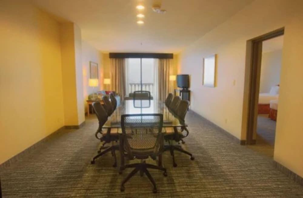 DoubleTree Suites by Hilton Hotel McAllen photo 4