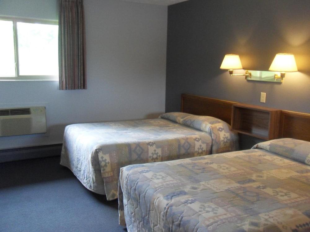 Capital O Swan Inn Comstock Park photo 7