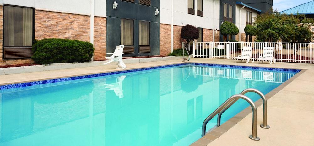 HomeTown Hotel Bryant photo 18