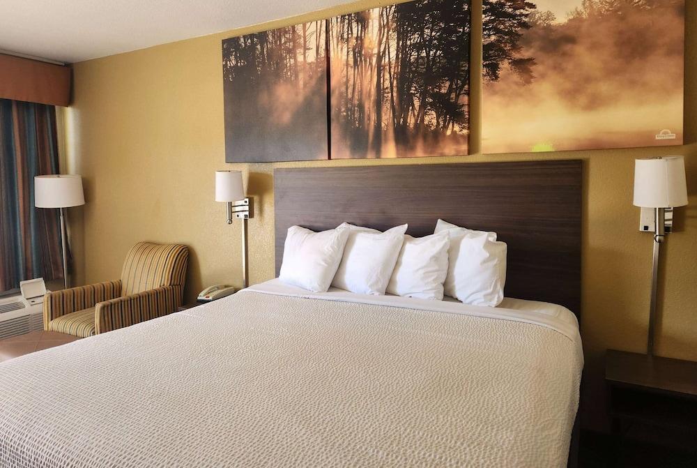 Days Inn by Wyndham Leesville photo 49