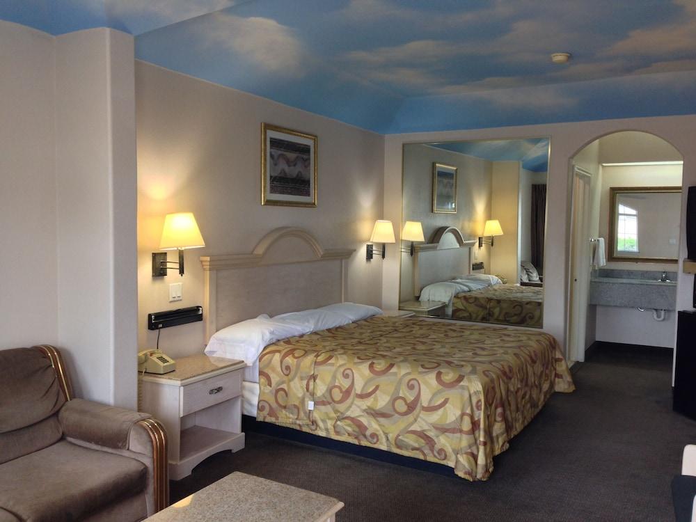 Camelot Inn & Suites Highway 290 NW Freeway photo 4
