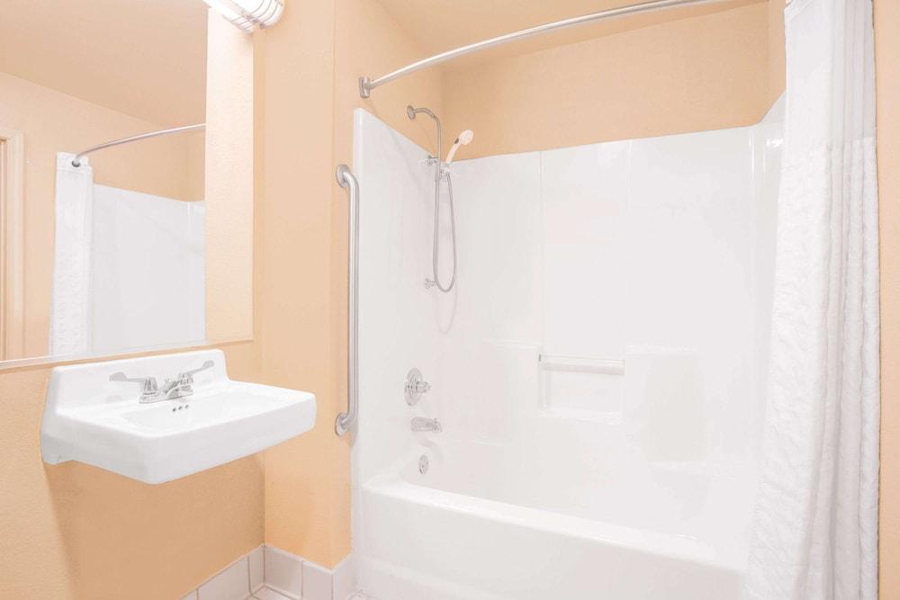 Hawthorn Extended Stay by Wyndham Conyers photo 44
