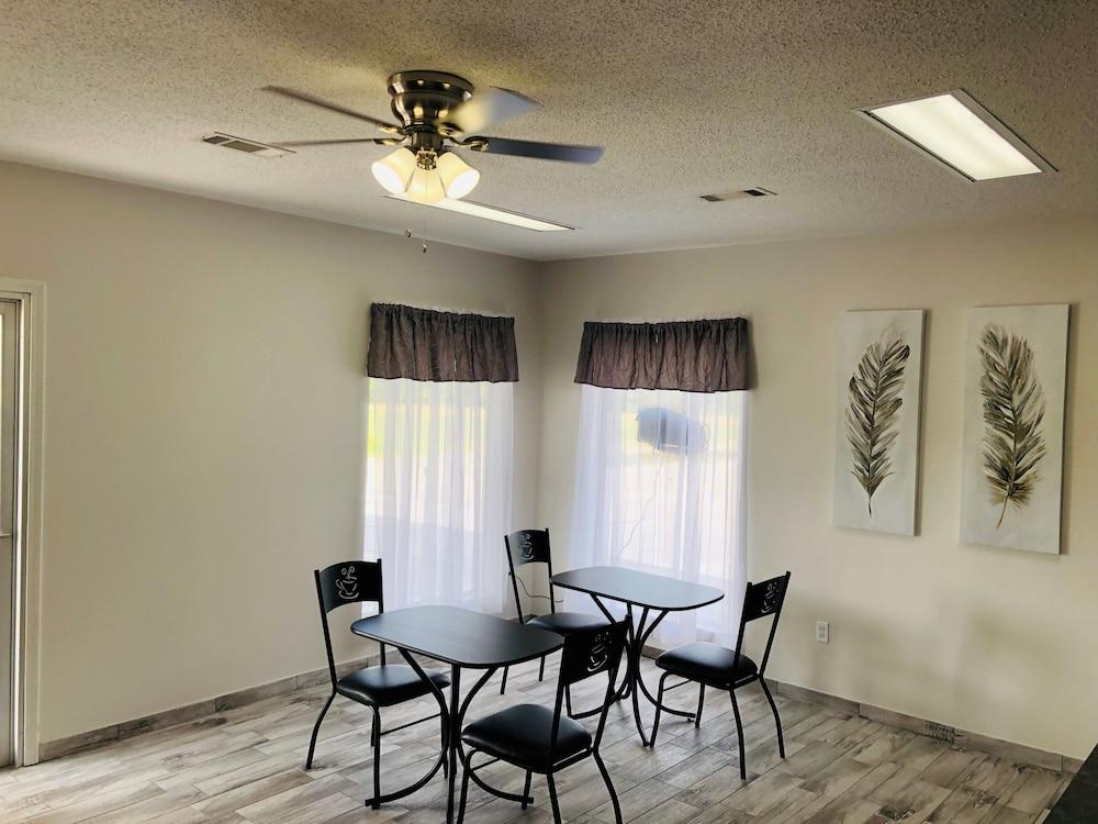 Americas Best Inn Brinkley photo 18