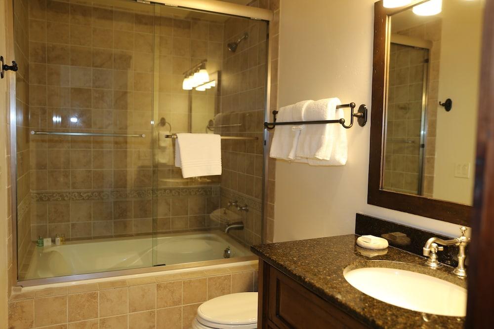 Junior King Suite 1 Bedroom Hotel Room by RedAwning photo 2