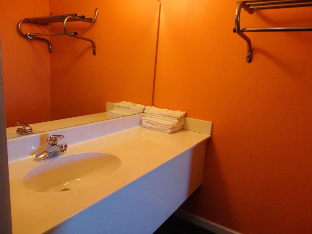 Royal Inn and Suites photo 17
