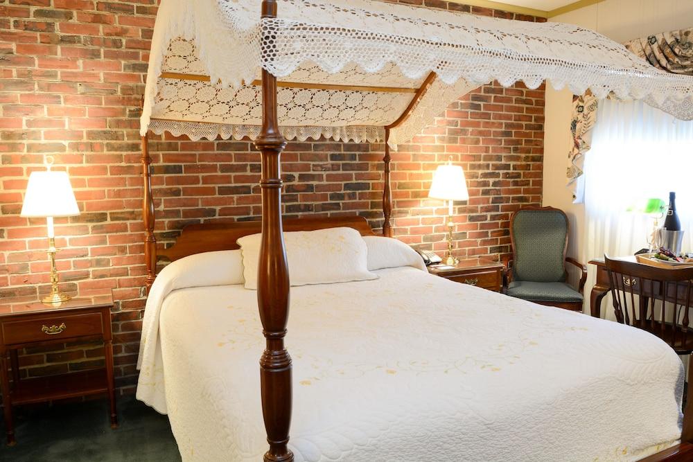 Lamie's Inn and The Old Salt Restaurant photo 6