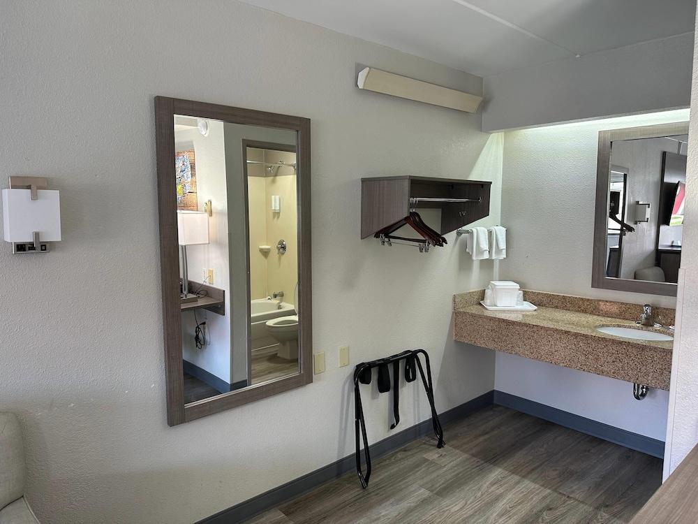 Econo Lodge Hickory photo 8