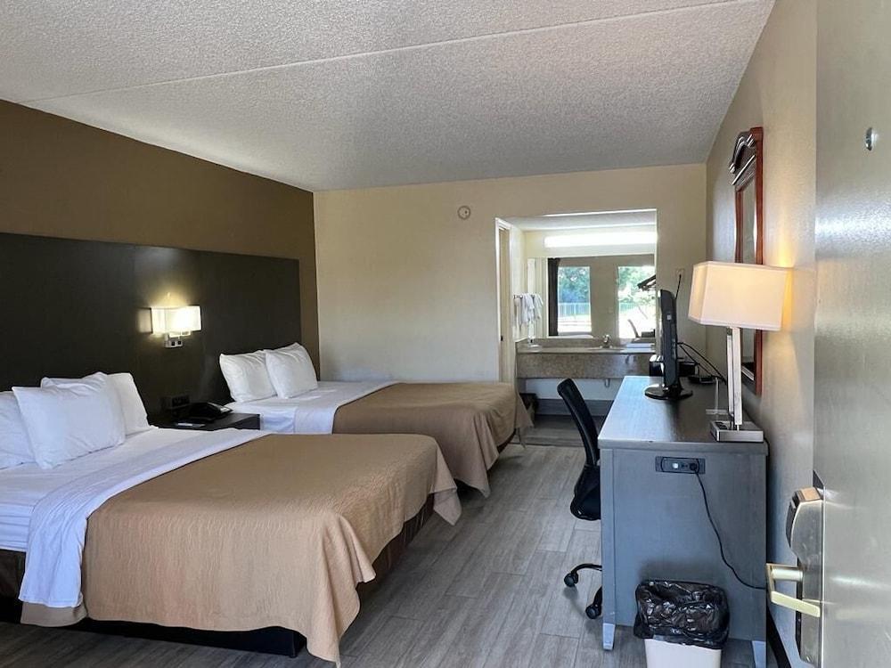 Rodeway Inn Walterboro I-95 photo 7