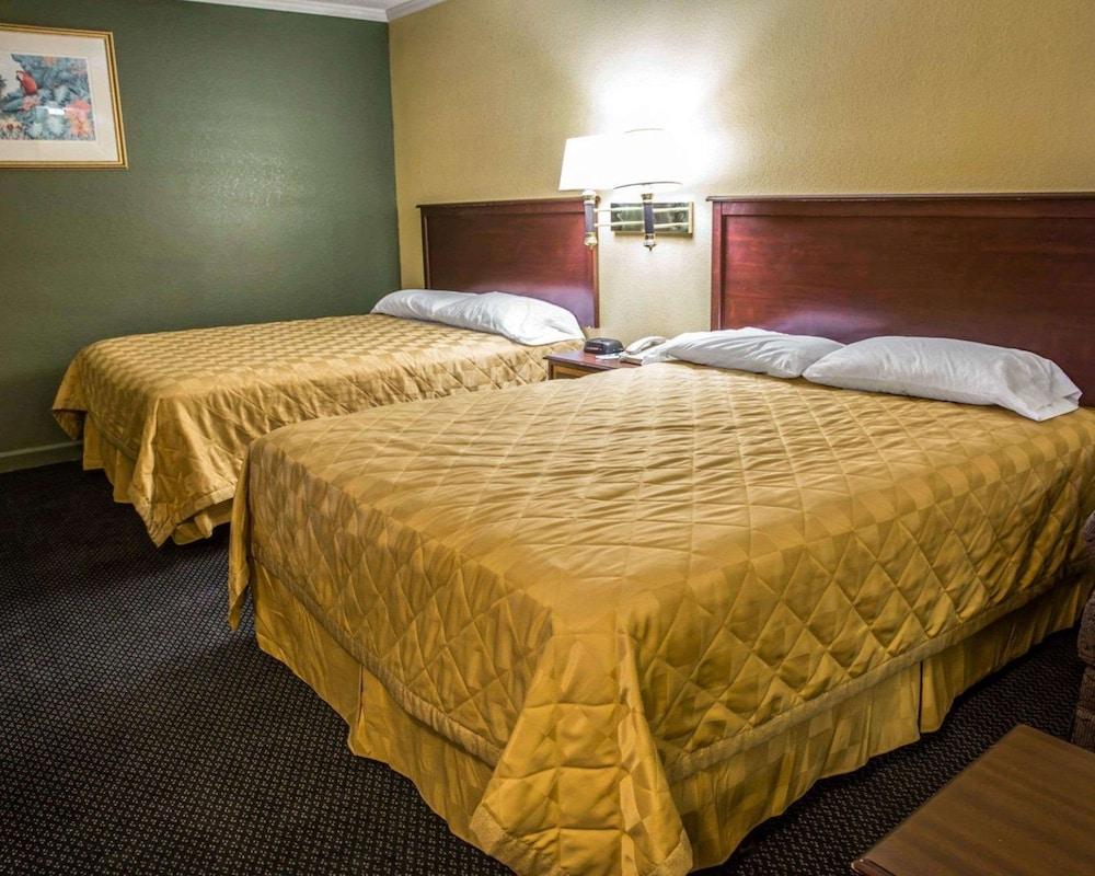 Rodeway Inn & Suites Plymouth Hwy 64 photo 20