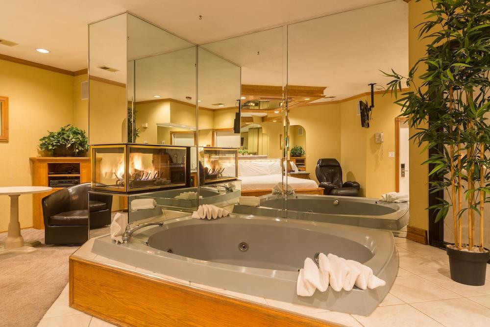 Sybaris Pool Suites Mequon photo 57