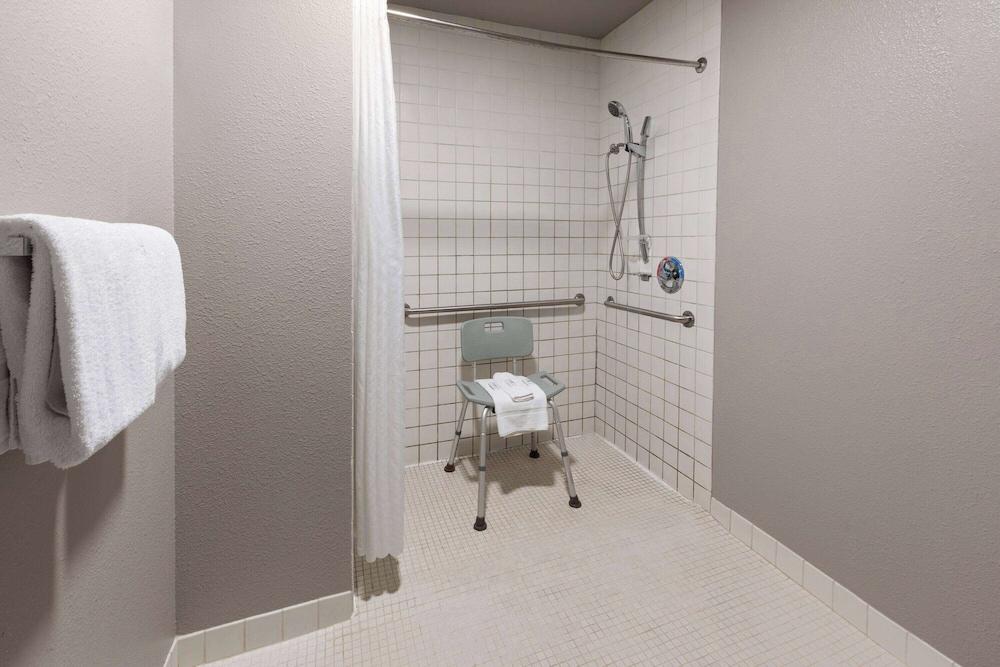 La Quinta Inn by Wyndham Sheboygan photo 21
