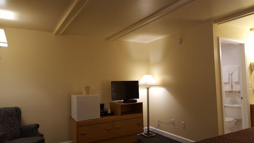 Captain's Quarters Motel photo 6