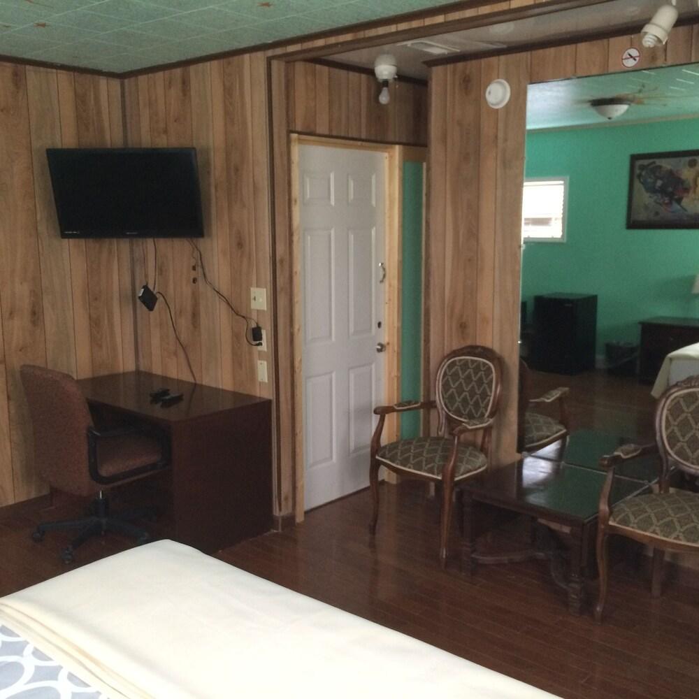 Dixie Plaza Hotel photo 11