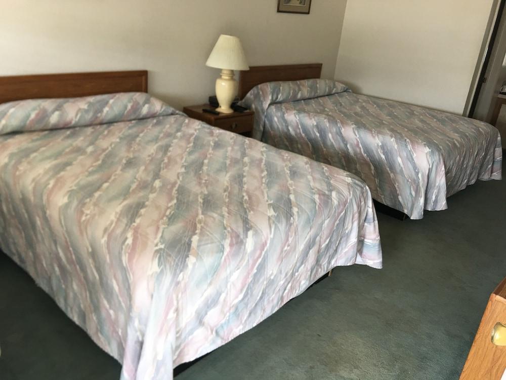 Flag's West Motel photo 3