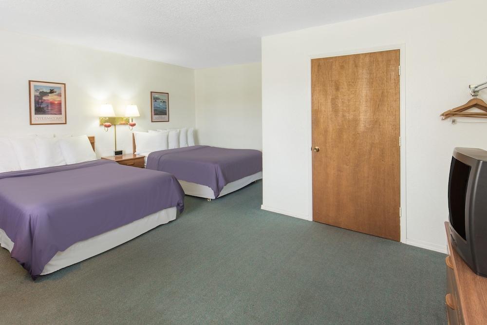 Redwood Inn photo 3