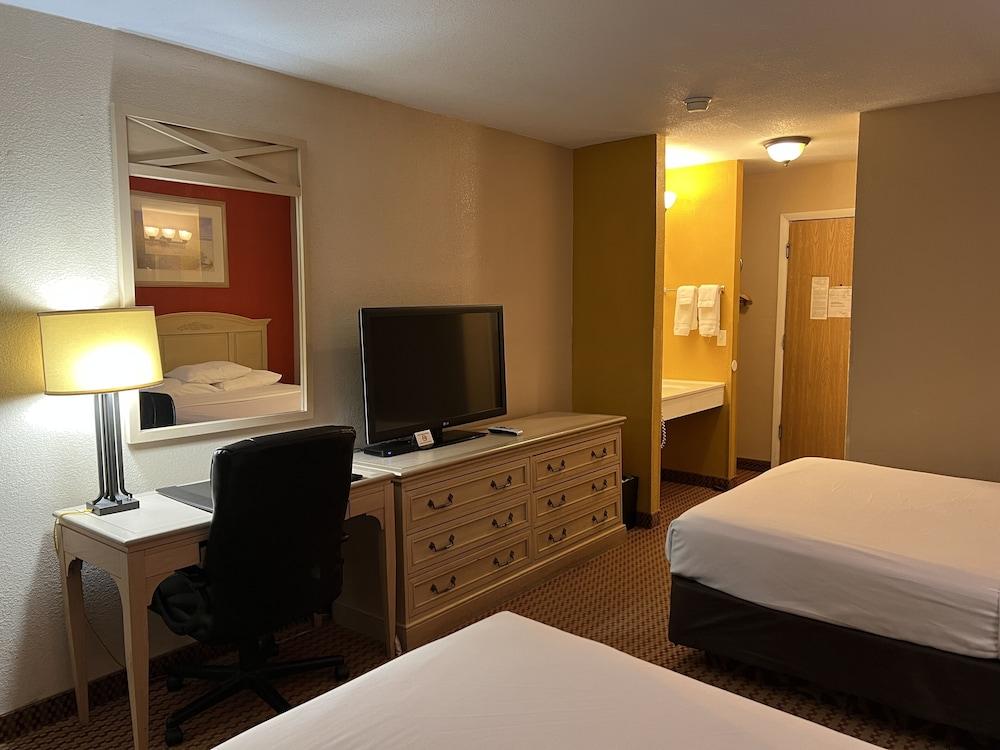Econo Lodge Inn & Suites Walnut photo 26