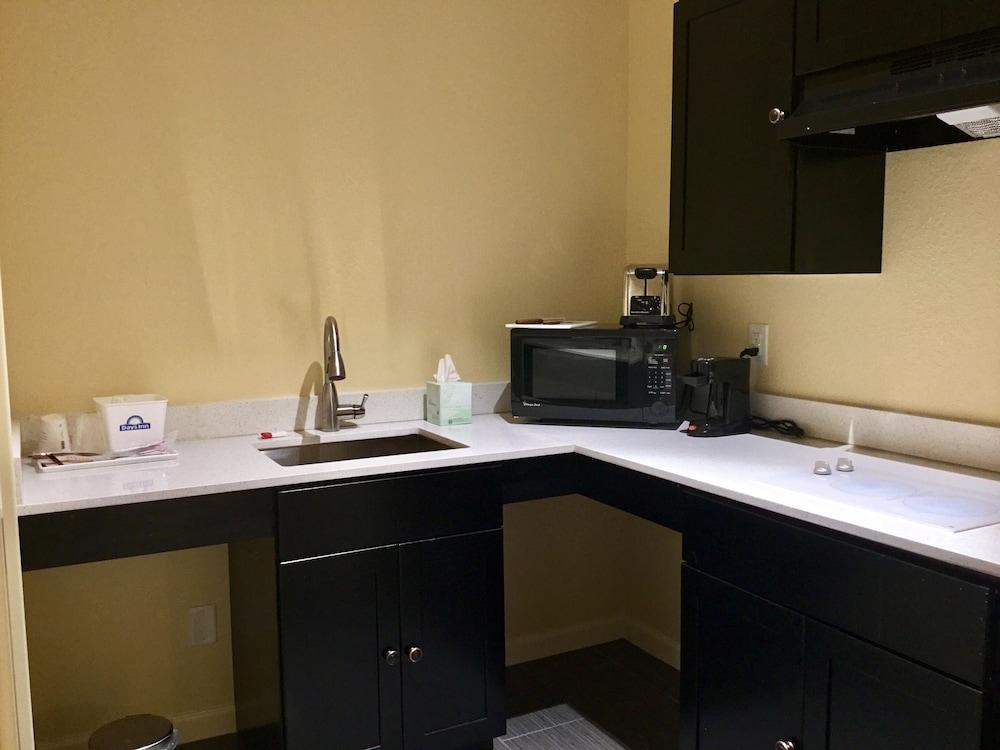 Days Inn by Wyndham Freeport photo 9