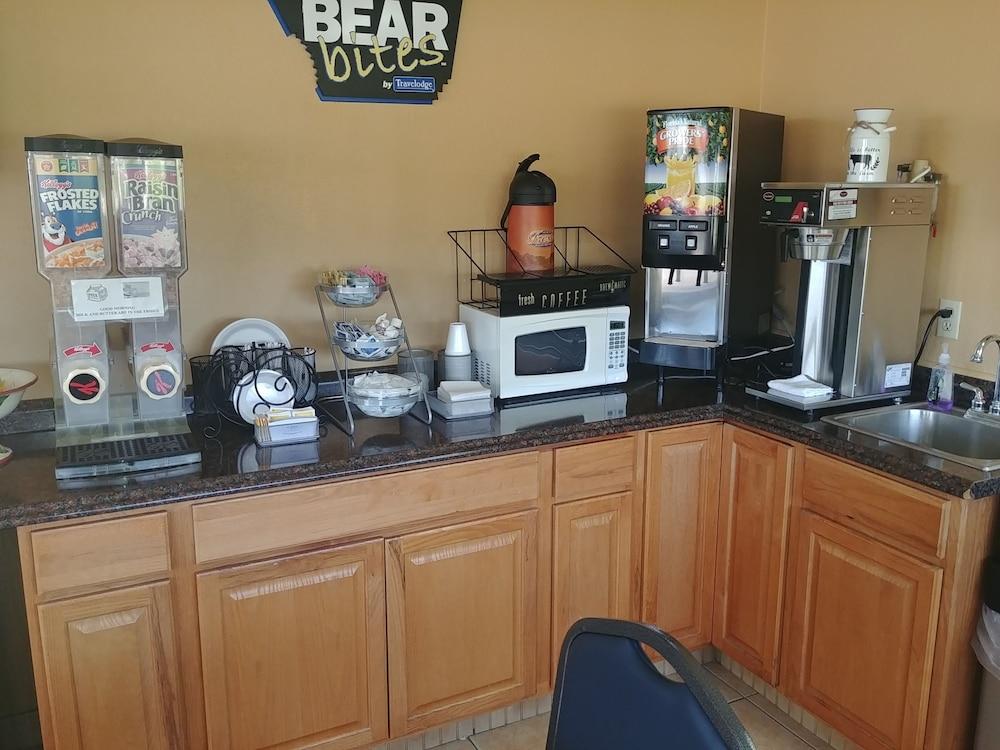 Travelodge by Wyndham Great Bend photo 15