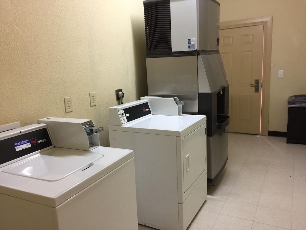 Pearsall Inn & Suites photo 13
