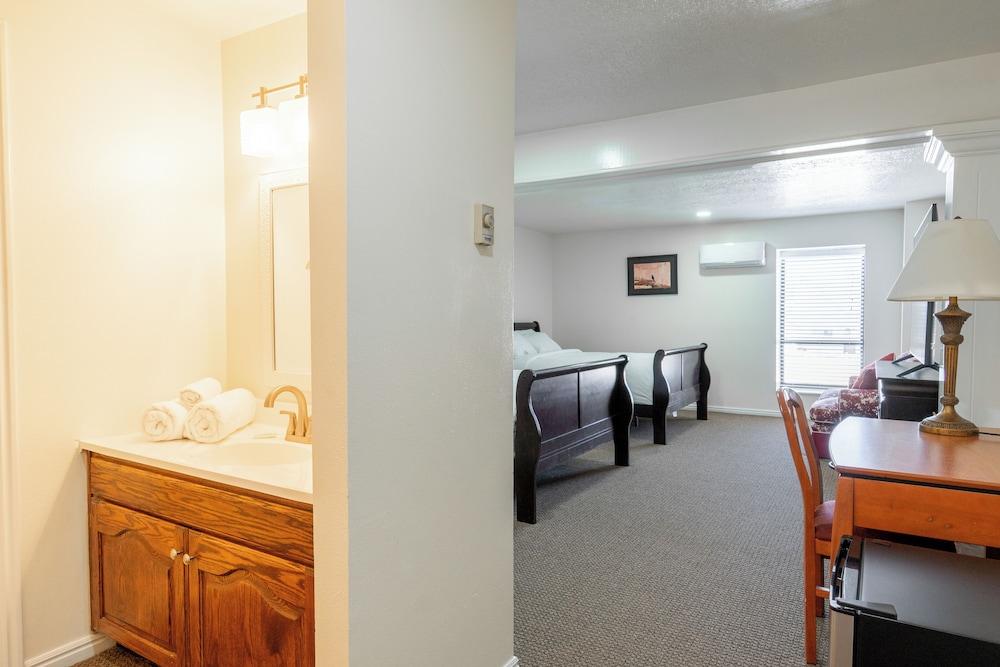 Road Creek Inn photo 61