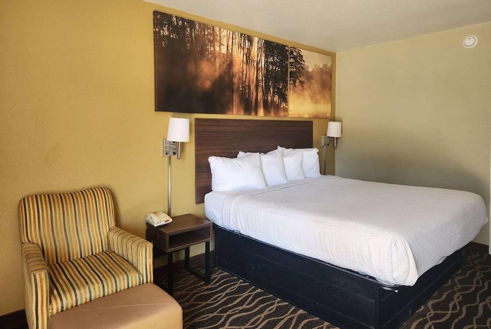 Days Inn by Wyndham Leesville photo 44