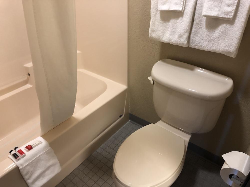 Days Inn by Wyndham Iron Mountain photo 44