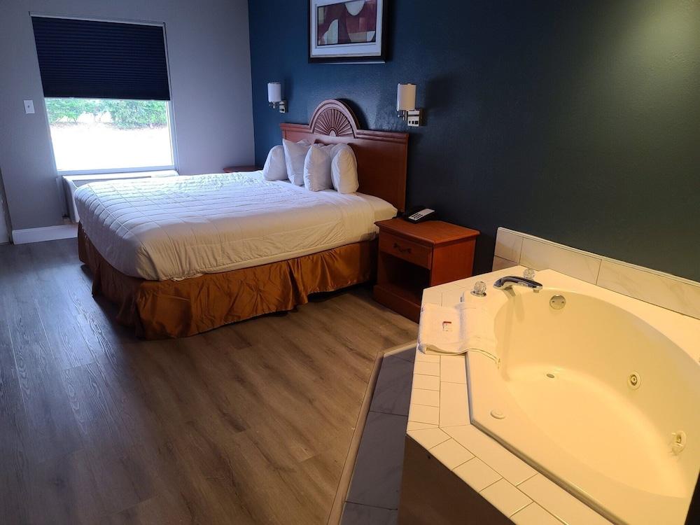 Baymont by Wyndham Marianna photo 12