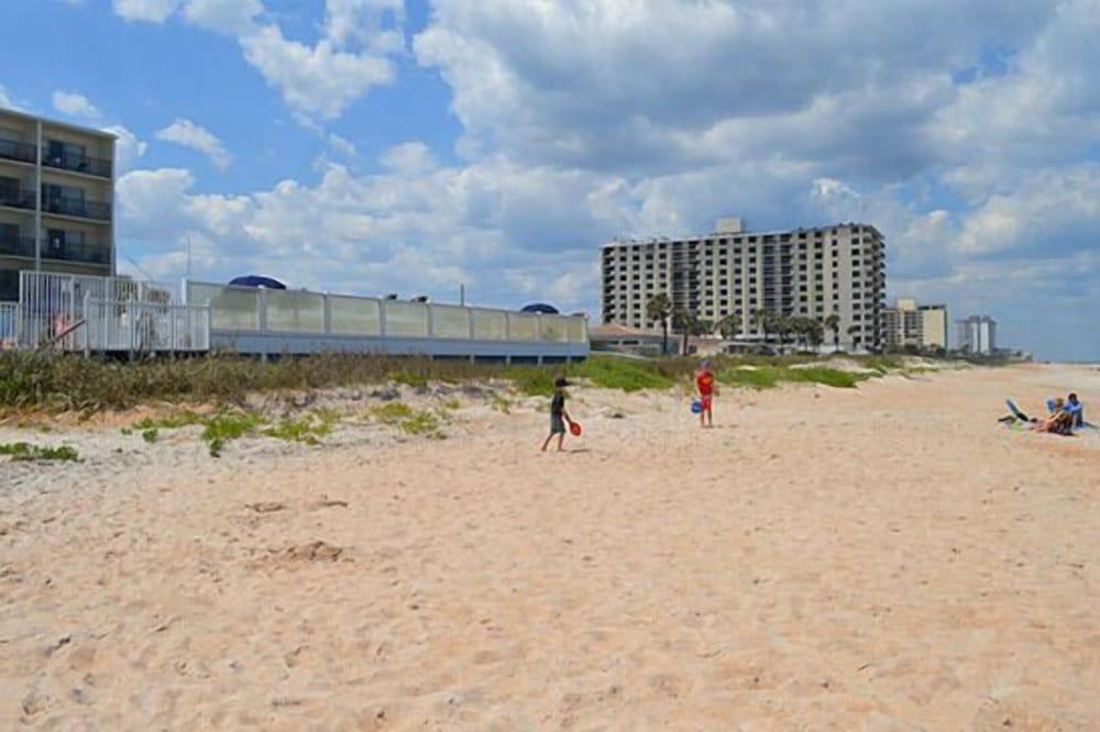 Traders Inn Beach Club photo 23