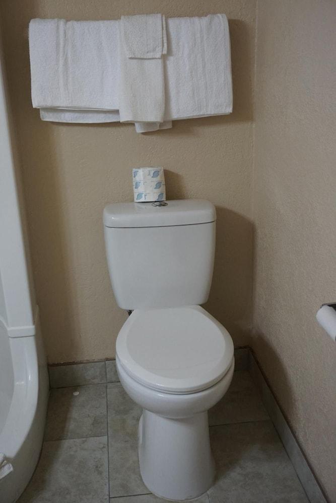 Econo Lodge San Antonio Northeast I-35 photo 15