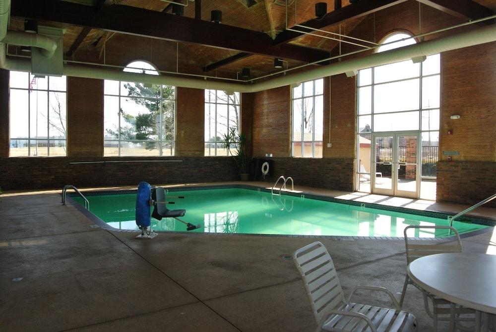 Quality Inn & Suites Carthage near Precious Moments Chapel photo 47