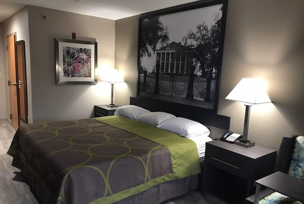 Super 8 by Wyndham Pascagoula photo 10