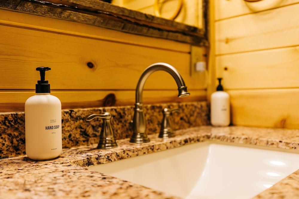 Rustic Ridge Cabins, Charming Retreat (3 Options!) photo 21