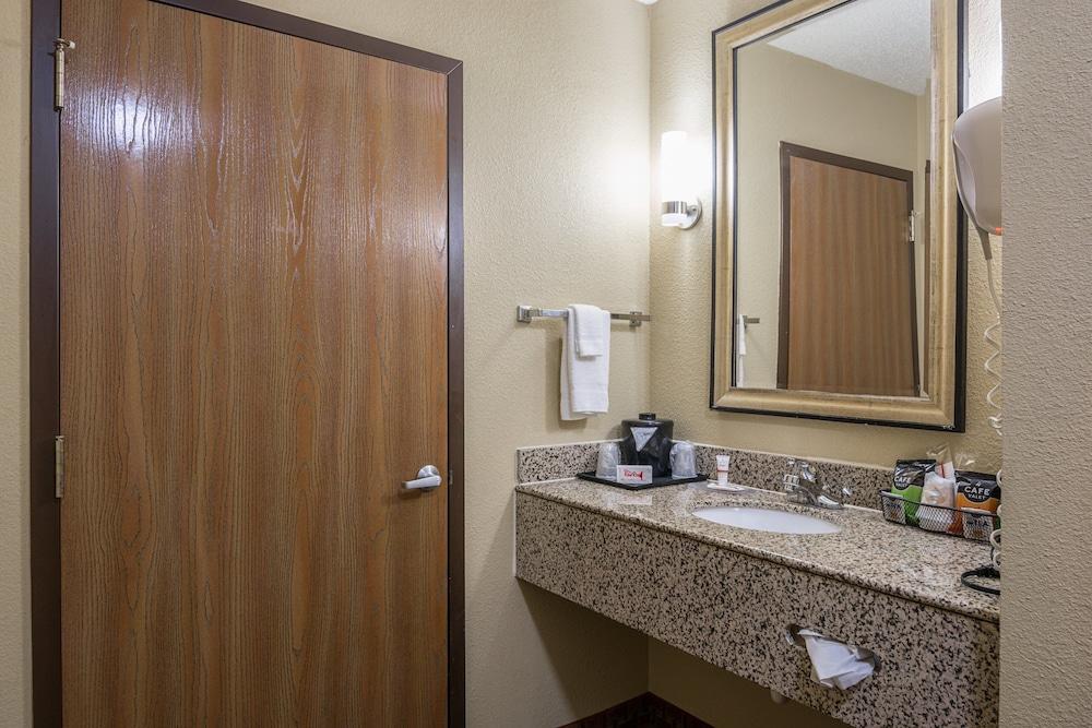 Red Roof Inn & Suites Little Rock photo 25