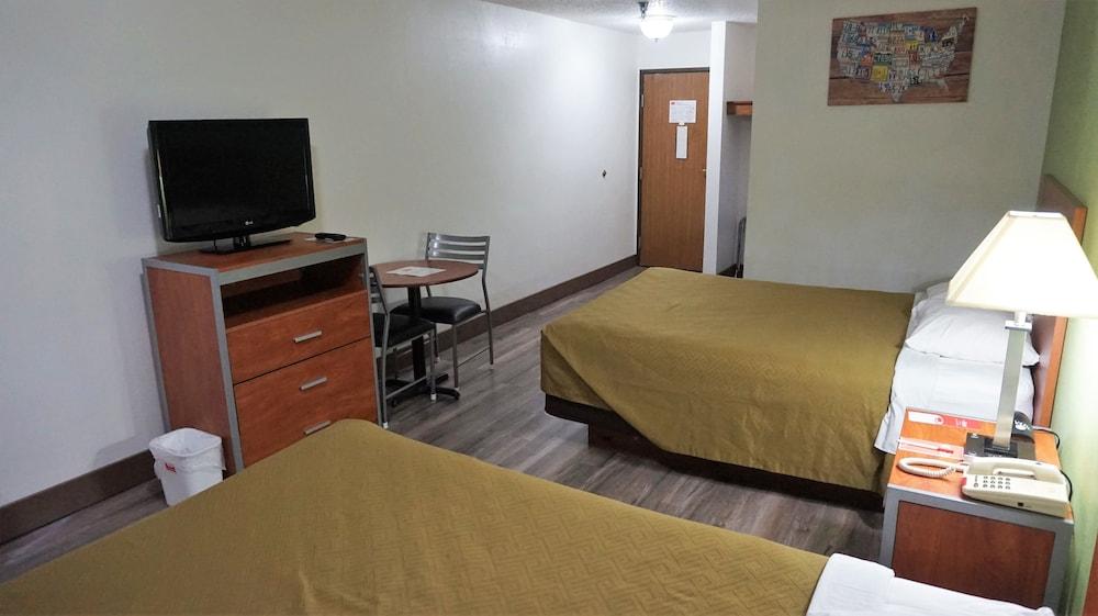 Econo Lodge Inn & Suites Pekin - Peoria Area photo 8