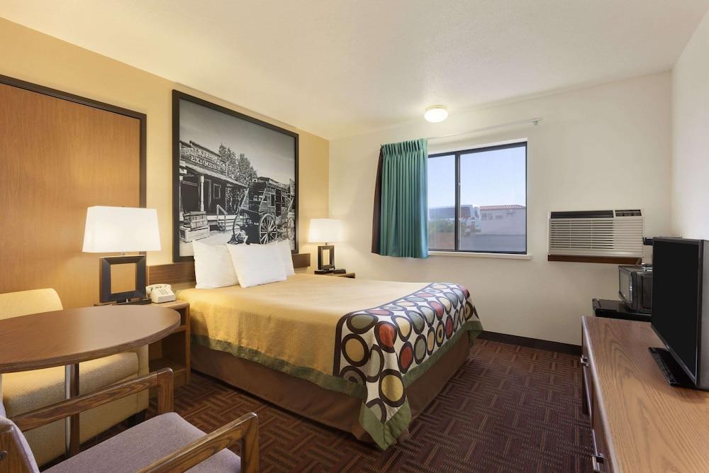 Super 8 by Wyndham Wall photo 7