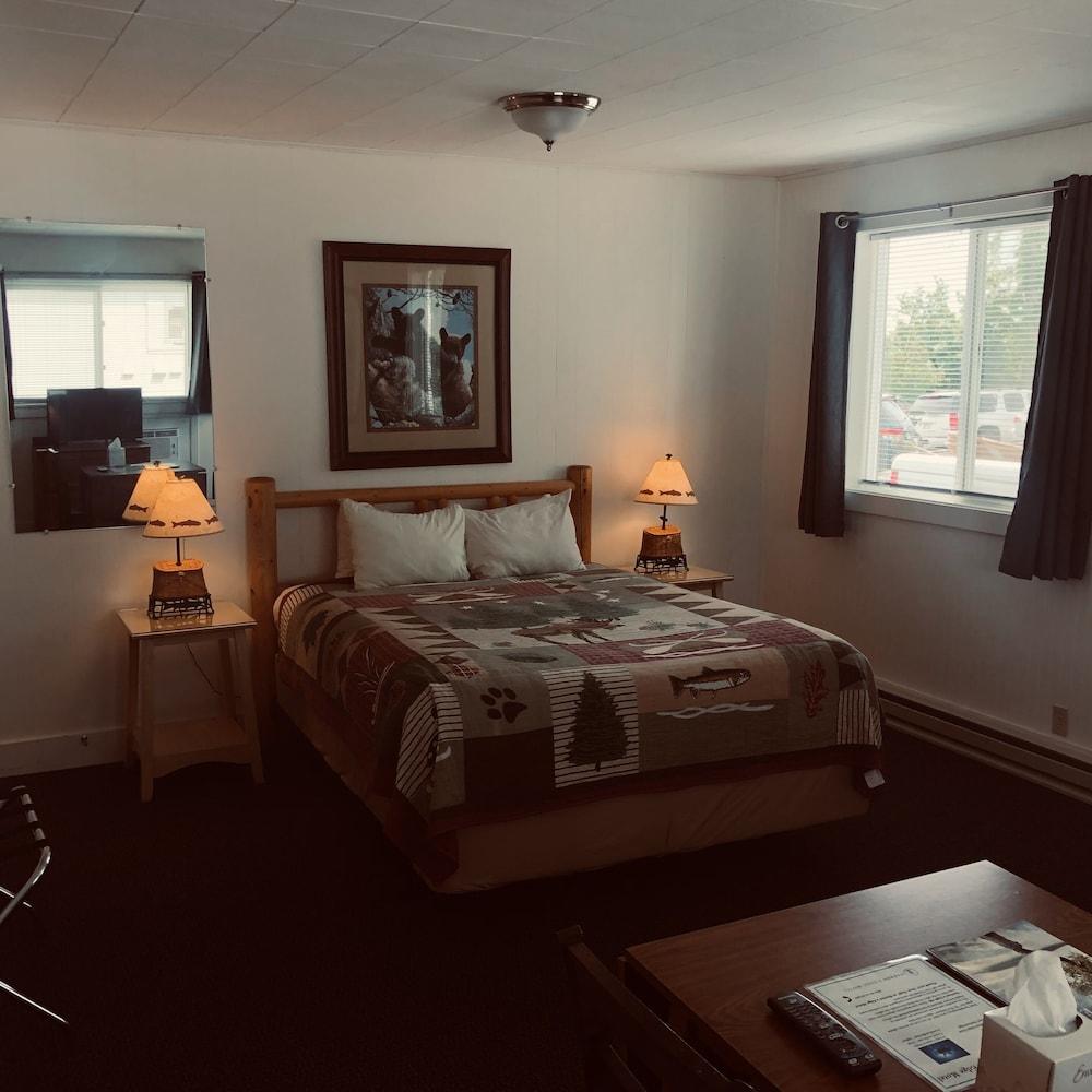 Harbor's Edge Motel photo 34