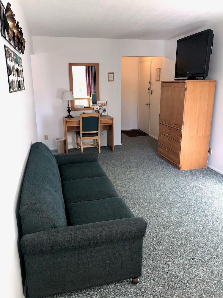Budget Host Cloverland Motel photo 26