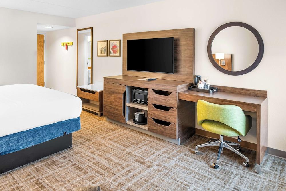 Hampton Inn Grand Rapids-North photo 22