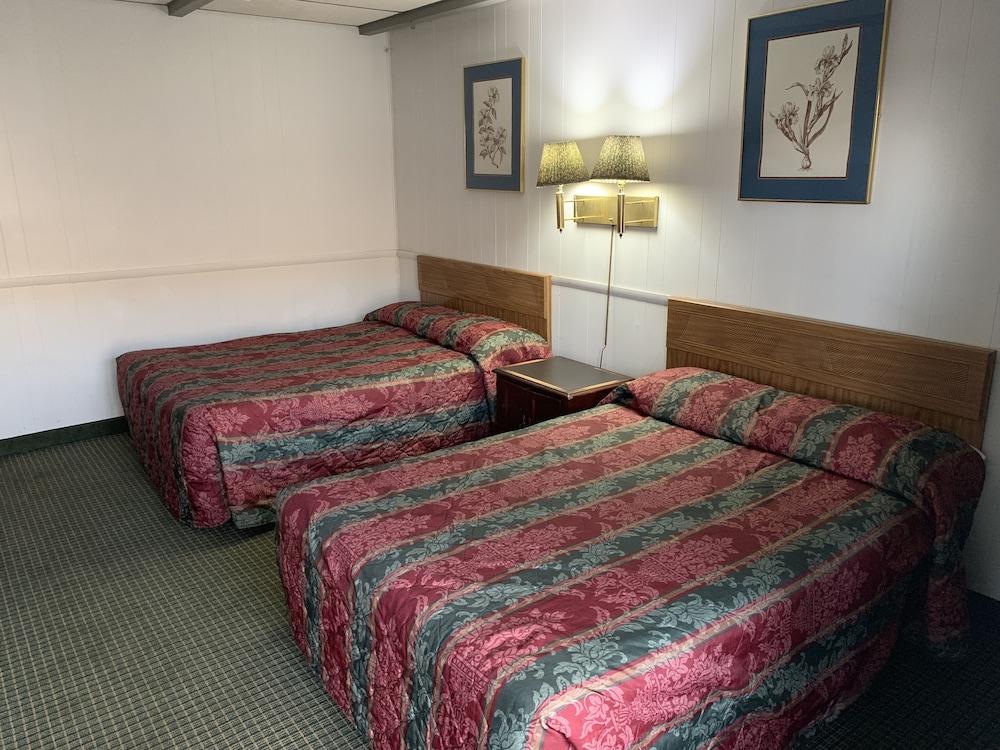 Travelers Inn photo 13