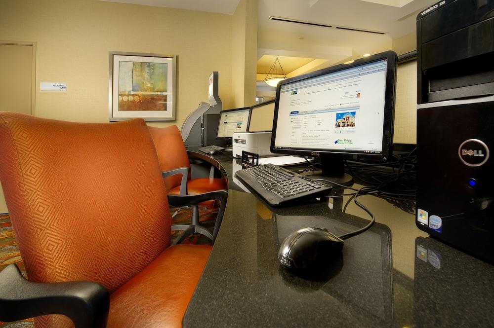Holiday Inn Express Hotel & Suites Uvalde by IHG photo 25