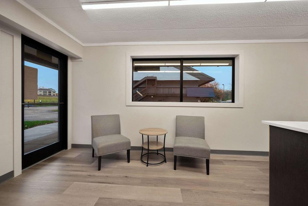 Suburban Studios Peoria photo 14