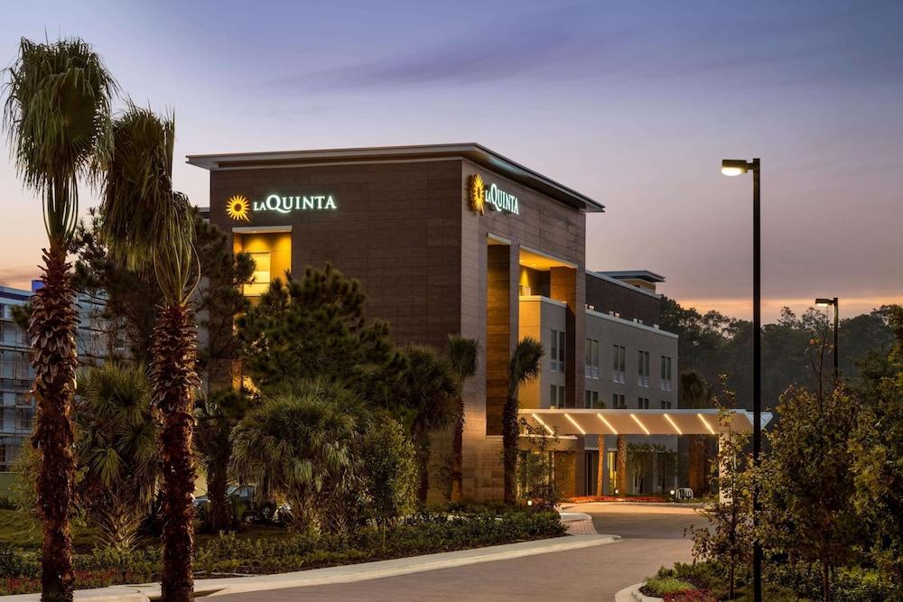 La Quinta Inn & Suites by Wyndham Orlando - IDrive Theme Parks photo 1