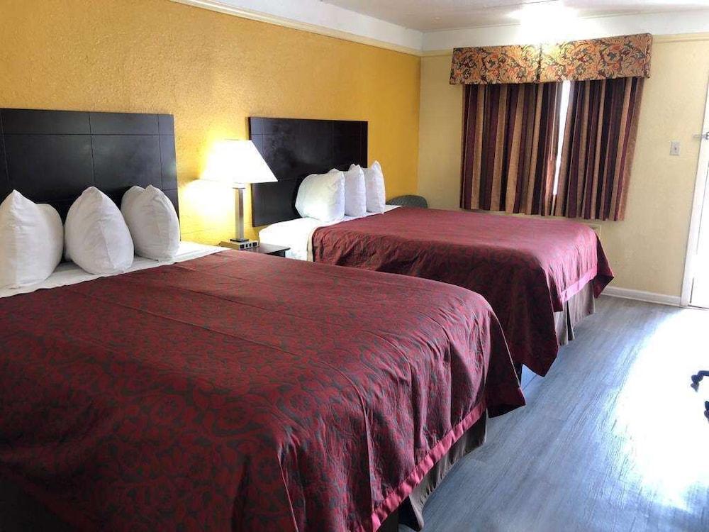 Days Inn by Wyndham Gainesville photo 17