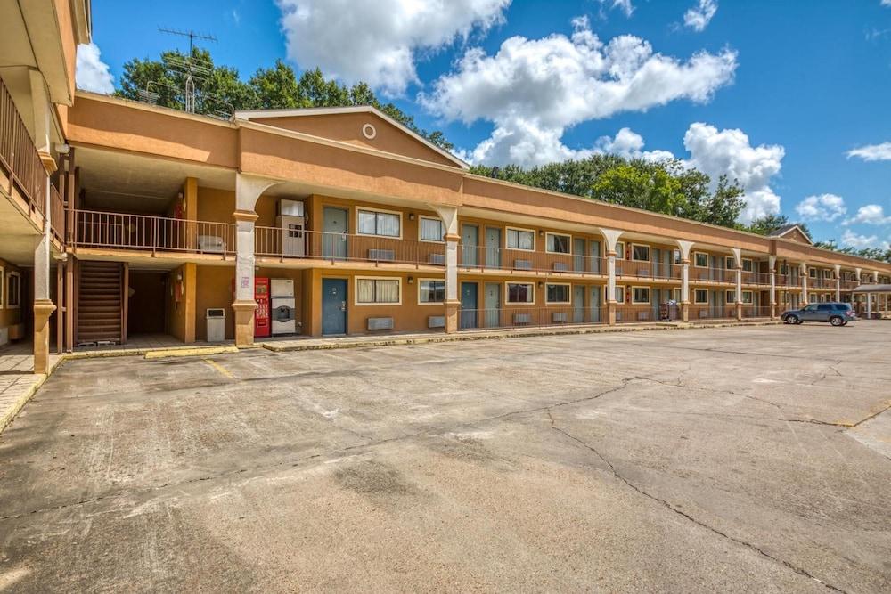 Budget Inn and Suites photo 1